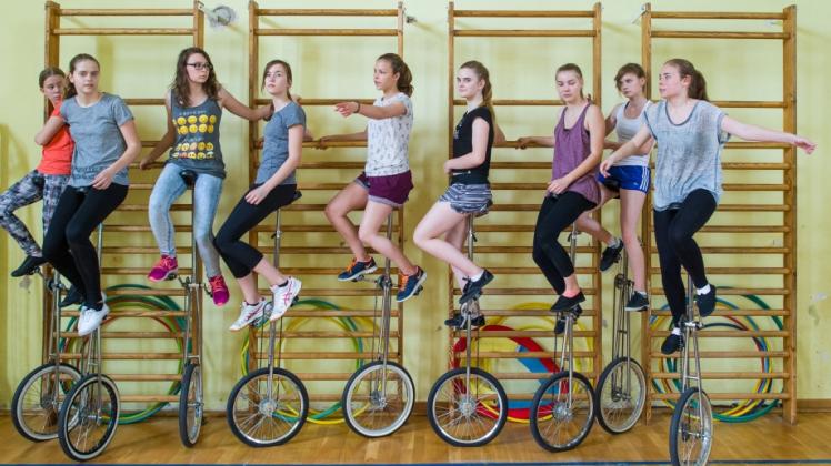 Fördert Koordination und Gleichgewichtssinn: die Ziltendorfer Einradgirls beim Training in ihrer Turnhalle 