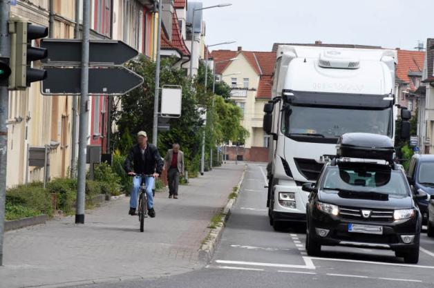 Diese Variante ist trotz Schutzstreifens erlaubt: Wer nicht auf die Straße möchte, darf den Gehweg zum Radeln benutzen. Diese Variante ist trotz Schutzstreifens erlaubt: Wer nicht auf die Straße möchte, darf den Gehweg zum Radeln benutzen.
