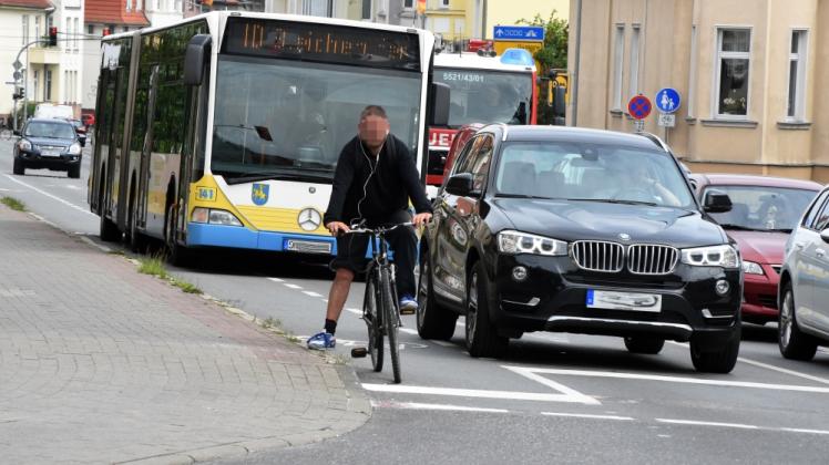 Jetzt dürfen Radfahrer die Fahrbahn benutzen: Busse müssen hinter ihnen bleiben, bis sie mit Abstand vorbeifahren können.  
