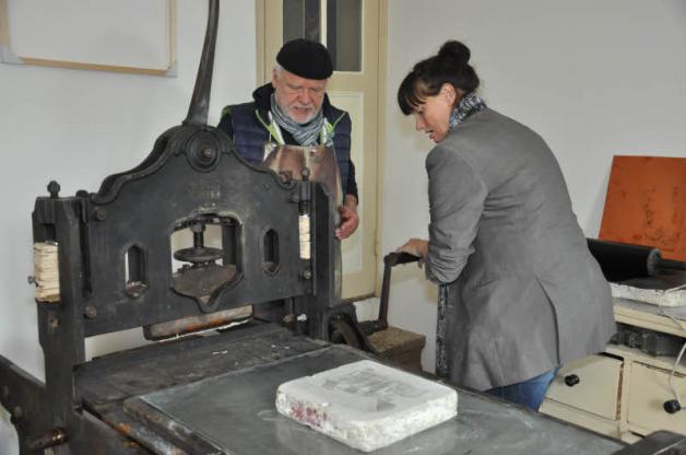 Der Meister, Christian Heinze, und seine Schülerin, Julia Theek. Demnächst sollen in der Werkstatt der Kunstspeichers auch Kurse in Lithografie angeboten werden. 