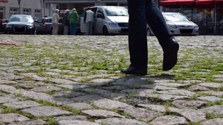 Auf der historische Pflasterung auf dem Marktplatz läuft es sich für Gehbehinderte schwieriger als auf ebenen Flächen.  