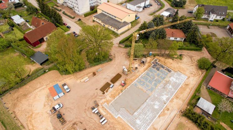Der Neubau in Vellahn von oben: Die Grundmauern der neuen Kita stehen und Ende Juni kommt die Decke. 