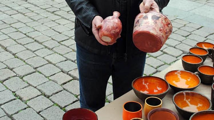 Hans Gräfe aus Daliendorf brennt Keramik nach einem Rezept von südamerikanischen Indianern. Er ist erstmals beim Sommermarkt des Kunsthandwerks in Güstrow dabei und will auch zum MV-Tag in die Barlachstadt kommen.