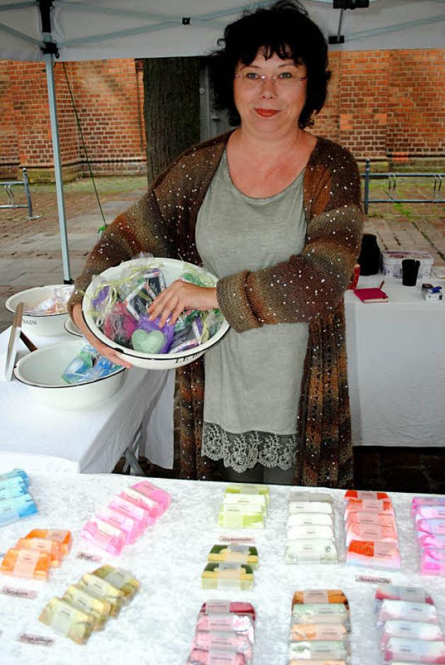 Manuela Fehrenberg aus Kirch Rosin organisiert die Sommermärkte des Kunsthandwerks in Güstrow und setzte sich dafür ein, dass die Kunsthandwerker auch beim MV-Tag mit dabei sind. Sie selbst bietet handgemachte Seifen an.  Fotos: Christian Menzel 