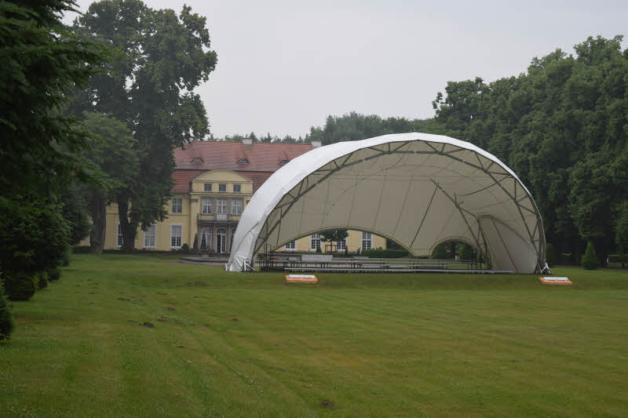 Die Haupttribüne im Park von Schloss Hasenwinkel steht bereits, die anderen 16 Bühnen werden heute aufgebaut.  