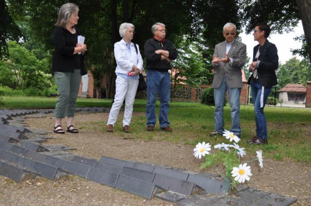 Spaziergang über den Friedhof hinter der Gedenkstätte Spaziergang über den Friedhof hinter der Gedenkstätte