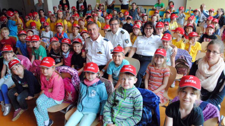 Mischten sich in der Lankower Grundschule unter die Kinder: Polizeichef Ingo Renk (M.) und die Präventionsbeamten Susanne Döring und Holger Wichette.  