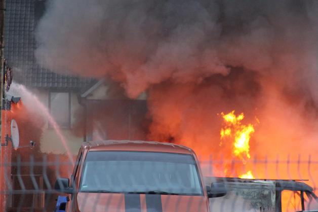 Großfeuer auf Gelände von Abschleppunternehmen in Bentwisch ausgebrochen: Acht Autos in Flammen