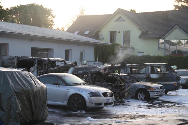 Großfeuer auf Gelände von Abschleppunternehmen in Bentwisch ausgebrochen: Acht Autos in Flammen
