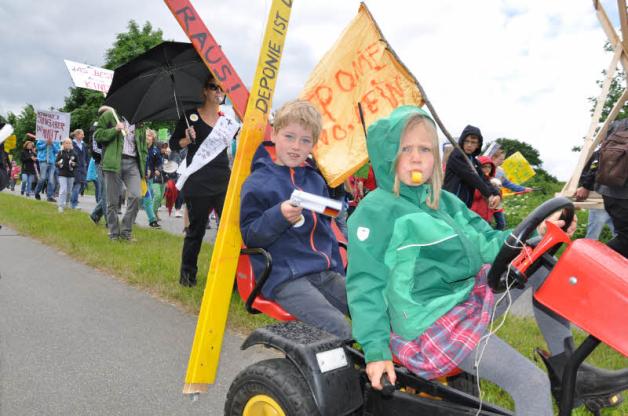 Florian (7) und Liehtje (7) begleiteten den Demonstrationszug mit dem Kettcar. Florian (7) und Liehtje (7) begleiteten den Demonstrationszug mit dem Kettcar.