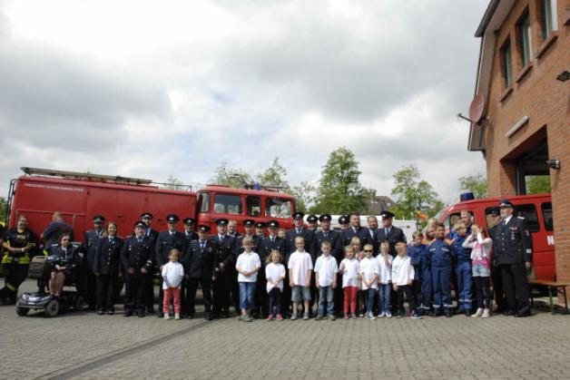 Eine starke Truppe: die Mitglieder der Freiwilligen Feuerwehr Seehof  Fotos: Katja Müller 