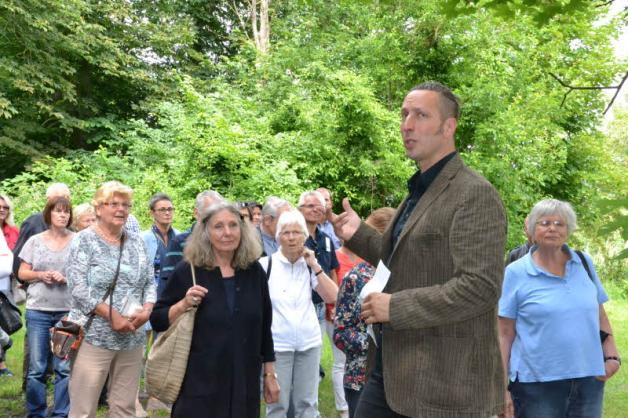 Mittsommer-Remisen-Initiator Robert Uhde (r.) führt durch den Park des Herrenhauses in Vogelsang. Fotos: Caroline Weissert Mittsommer-Remisen-Initiator Robert Uhde (r.) führt durch den Park des Herrenhauses in Vogelsang. Fotos: Caroline Weissert