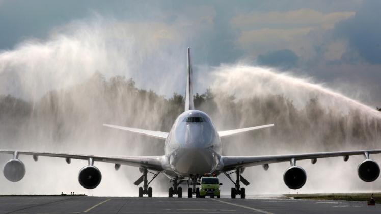 Mit Wasserfontänen wird am Flughafen Rostock-Laage der erste zivile Jumbo-Jet begrüßt. 