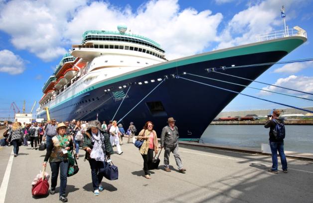 Kreuzfahrtschiff „Monarch“: Die Reederei Pullmanntur Cruises nutzt den Flughafen Rostock-Laage als Drehkreuz für die Charterflüge der vor allem spanischen Gäste.  Fotos: Bernd Wüstneck  