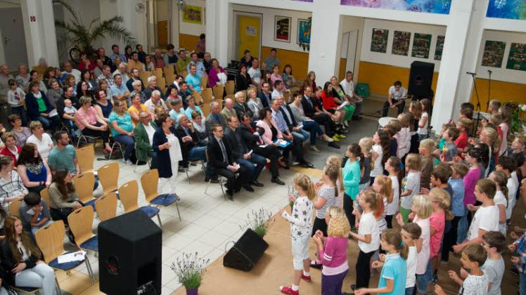 Das Atrium der Lindenschule war beim Festakt mit Eltern, Kindern und Ehrengästen gut gefüllt.  Fotos: Tilo Röpcke 