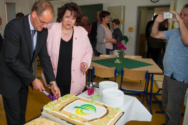 Andreas Cordt schneidet gemeinsam mit Lübtheens Bürgermeisterin Ute Lindenau die große Geburtstagtorte an. Andreas Cordt schneidet gemeinsam mit Lübtheens Bürgermeisterin Ute Lindenau die große Geburtstagtorte an.