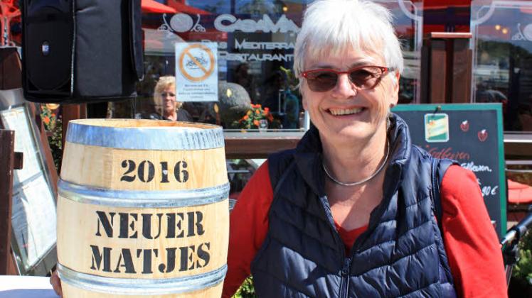 In Partylaune: Die Warnemünderin Annemarie Schröder ersteigerte am Sonnabend das Matjesfass auf dem Fischmarkt und plant eine kleine Feier.  Fotos: Michaela Kleinsorge 