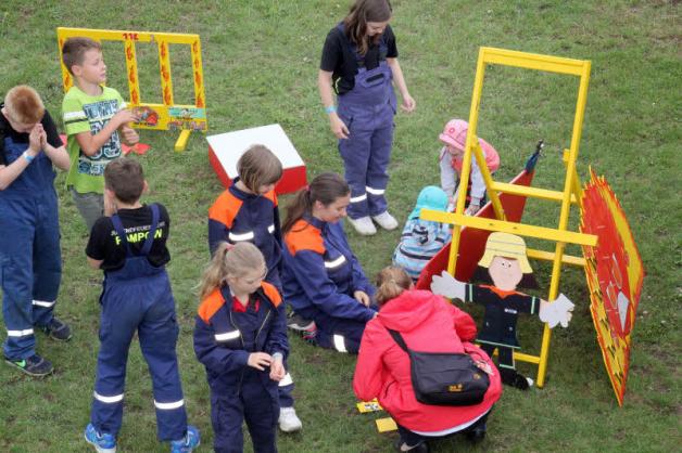 Die Parchimer Feuerwehr hatte zum Zeitvertreib eine Technikschau und Spiele für Kinder aufgebaut.