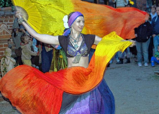 Anmut und Eleganz beim tänzerischen Tücherspiel. Anmut und Eleganz beim tänzerischen Tücherspiel.