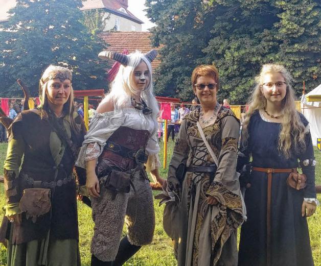 Die Besucher mit den gelungensten Kostümen: Janine Koch (mit Hörnern) gefolgt von Claudia Hochgreve aus Neuenkirchen (Elfe) Antje Pilz aus Rehfelde und Anne-Kathrin Wachs aus Pritzwalk. 
