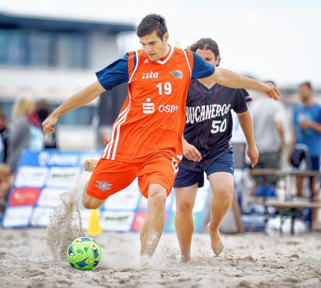 Macht nicht nur unter dem Korb, sondern auch am Strand eine gute Firgur: Basketballer Ivo Slavchev von den Seawolves kickt beim Benefiz-Beachsoccer-Turnier der Rostocker Robben.   