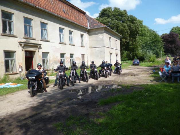Ein Hingucker vor Schloss Neuhoff in der Gemeinde Bibow war die  Motorradgruppe von Harley Davidson Rostock.  