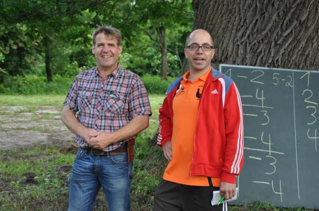 Beobachter am Spielfeld: Vereinsvorsitzender Maik Kornalewski (r.) und Bürgermeister Ralf Toparkus. Fotos: Rüdiger Rump Beobachter am Spielfeld: Vereinsvorsitzender Maik Kornalewski (r.) und Bürgermeister Ralf Toparkus. Fotos: Rüdiger Rump