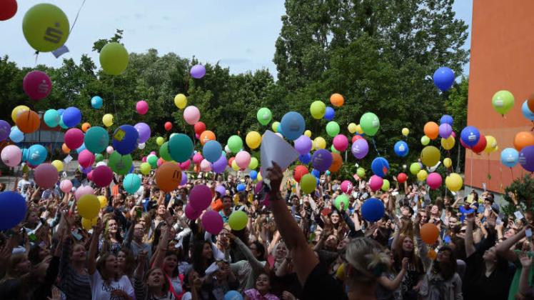 500 Schüler sandten Luftballons mit guten Wünschen in die Welt. 