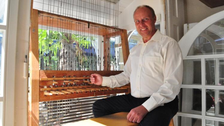 Die 32 Glocken des Rostocker Carillons spielt Olaf Sandkuhl seit 30 Jahren vom Grand Café am Uniplatz aus. Mit Füßen und Fäusten bedient er jeden Sonnabend das seltene Instrument.  