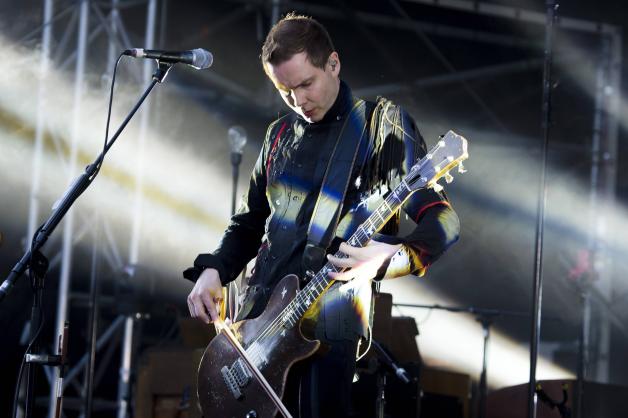 Jón Thor Birgisson ist Frontmann der Band. Er singt teils isländisch, teils in einer Phantasiesprache. Bekannt ist er, weil er seine Gitarre mit dem Cellobogen bearbeitet.
