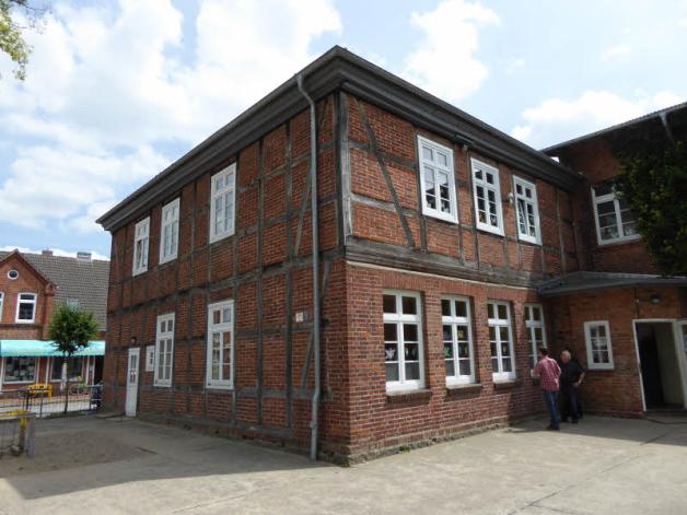 Die alte Grundschule stammt aus der Jahrhundertwende.
