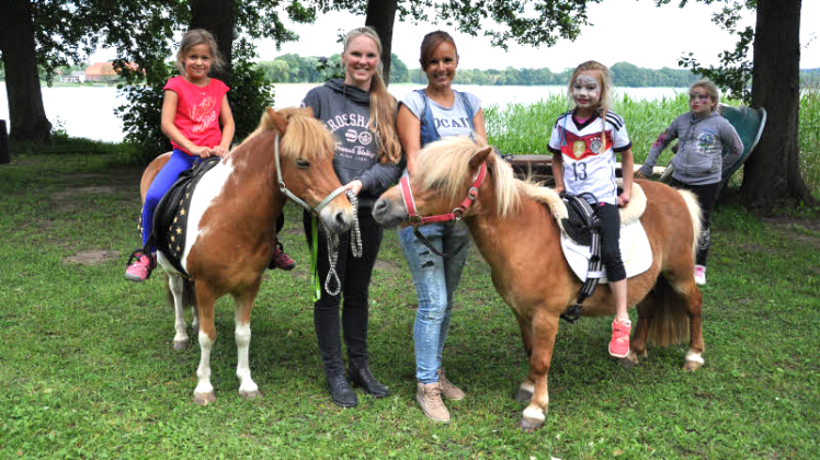 Einige Runden auf dem Pony: Mathilda (l.) und Charlotta, beide sechs Jahre, hatten ihre Freude. Josefine Finck (l.) führte, assistiert von Eileen Ahrens, die beiden Vierbeiner vom Golchener Hof, wo sie auch ein Pferd hat. 