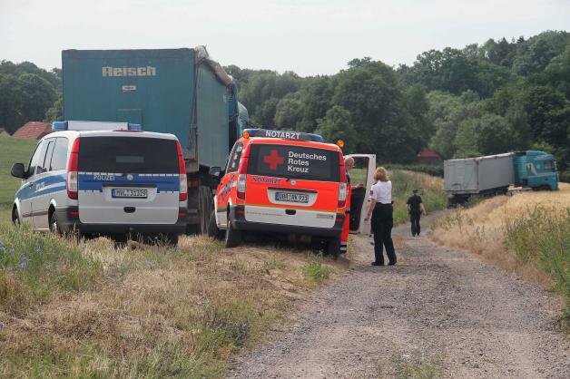 Tödlicher Arbeitsunfall bei Tessin - Fahrer von eigenem Lkw überrollt.