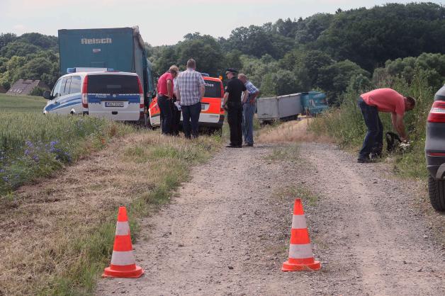 Tödlicher Arbeitsunfall bei Tessin - Fahrer von eigenem Lkw überrollt.