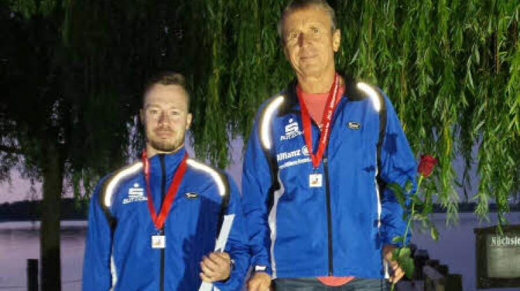 Sebastian und Lothar Scholz (v.l.) vom Bützower Lauf- und Radtreff schafften es beim 9. Mittsommernachtslauf in Krakow am See beide auf das Siegertreppchen, wenn auch „nur“ in ihren Altersklassen.  