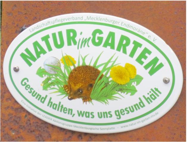 Die Plakette „Natur im Garten“ gibt es bei rein ökologischem Anbau. Ebenfalls erwünscht sind Naturgartenelemente. 