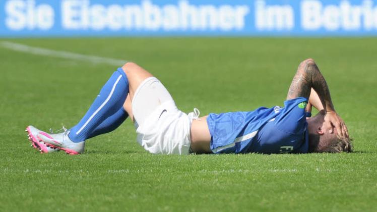 Christian Dorda am Boden: Der Linksverteidiger des FC Hansa muss sich einer Knie-Operation unterziehen und fällt voraussichtlich zwei bis vier Monate aus.   