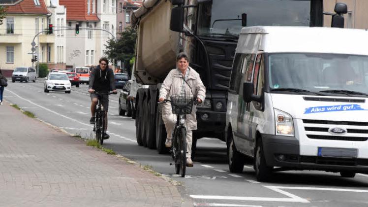 Der Lkw rückt immer näher: Die Einmündung zur Lessingstraße nutzte diese Radfahrerin, um vom Radstreifen auf der Straße auf den Gehweg zu wechseln.  