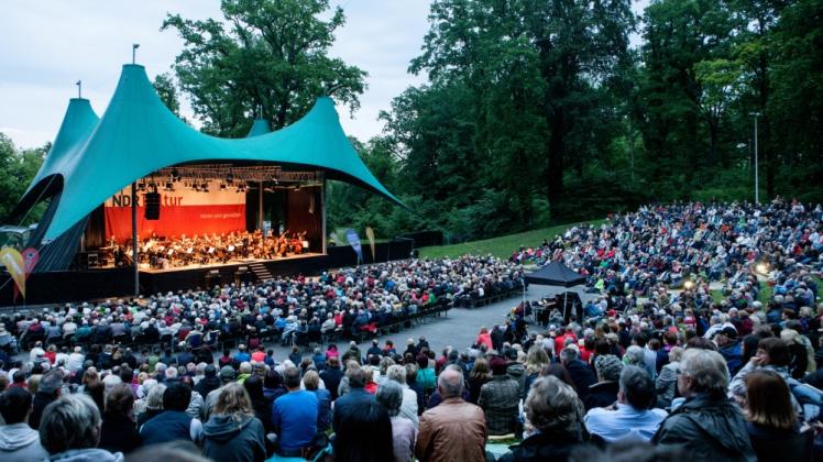 Die MeckProms-Konzerte im Schlossgarten sind bei den Schwerinern beliebt und locken alljährlich tausende Musikfreunde.  