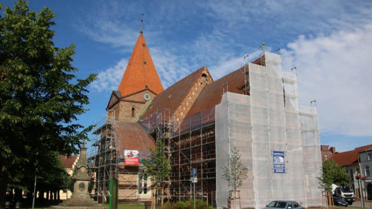 Die St.-Pauls-Kirche in Schwaan ist derzeit von Baugerüsten verhüllt.  Fotos: Sabine Herforth 