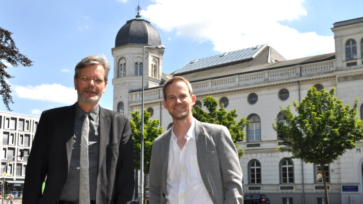 Arbeiten Hand in Hand an der inhaltlichen Ausrichtung des Landesmuseums, das in das Haus der Societät ziehen könnte (Hintergrund): Detlef Jantzen (l.) und Prof. Hans-Jörg Nüsse.  