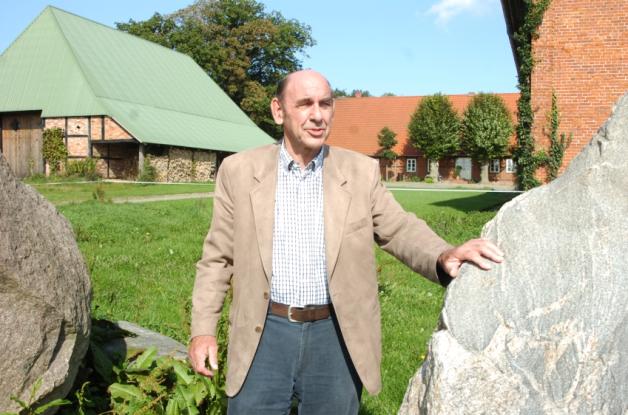 Landwirt Hans Rotermann aus Alt Meteln hat Kuh und Kälbchen gekauft.