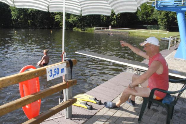 Norbert Kuhnert von der Wasserwacht sorgt ehrenamtlich in Hagenow für die Sicherheit der Badegäste im Freibad in der Bekow. Fotos: dihi/naho Norbert Kuhnert von der Wasserwacht sorgt ehrenamtlich in Hagenow für die Sicherheit der Badegäste im Freibad in der Bekow. Fotos: dihi/naho