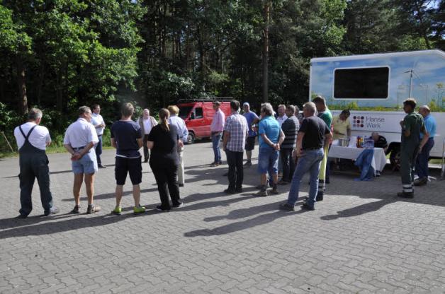 Auchdas Holzkontor Kuhlenfeld (ganz links Firmenchef Hans Lembcke) hat sich für einen Erdgasanschluss entscheiden. Fotos: Katja Frick Auchdas Holzkontor Kuhlenfeld (ganz links Firmenchef Hans Lembcke) hat sich für einen Erdgasanschluss entscheiden. Fotos: Katja Frick