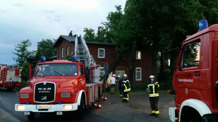 In Dassow-Ausbau stürzte ein Baum auf dieses Haus.  Fotos: Feuerwehr 
