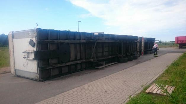Im Dassower Gewerbegebiet krachten Lkw-Trailer auf die Seite. Im Dassower Gewerbegebiet krachten Lkw-Trailer auf die Seite.
