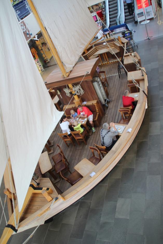 Beliebter Ruhepol: das Schiff im Eingangsbereich des MEZ.