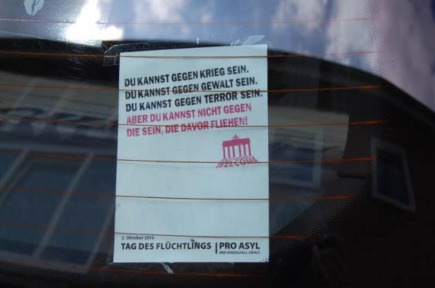 Der Aufkleber an der Heckscheibe zeigt, was die zweifache Mutter von Rassismus hält. Der Aufkleber an der Heckscheibe zeigt, was die zweifache Mutter von Rassismus hält.