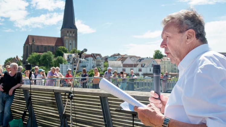 Zum 798. Geburtstag referiert Stadtführer Klaus Armbröster unterhalb der Petrikirche die Geschichte der ehemaligen Ludewigschen Werft.  Fotos: Georg Scharnweber 