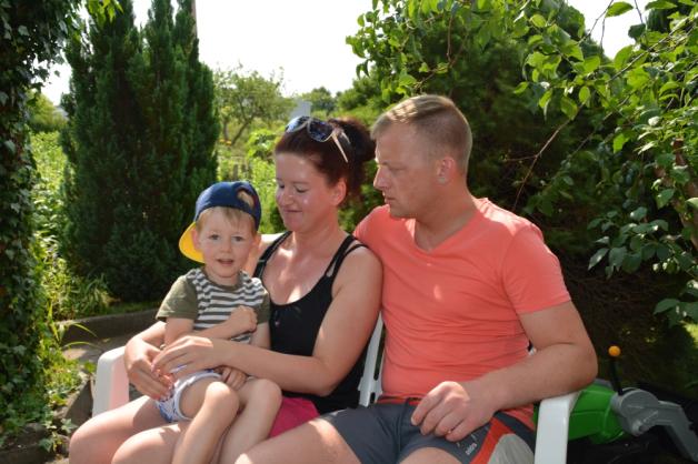 Heidi Schack, Daniel Peschel und Sohn Luca (3) haben erst im Herbst einen Garten übernommen. Fotos: Hennes (9) 